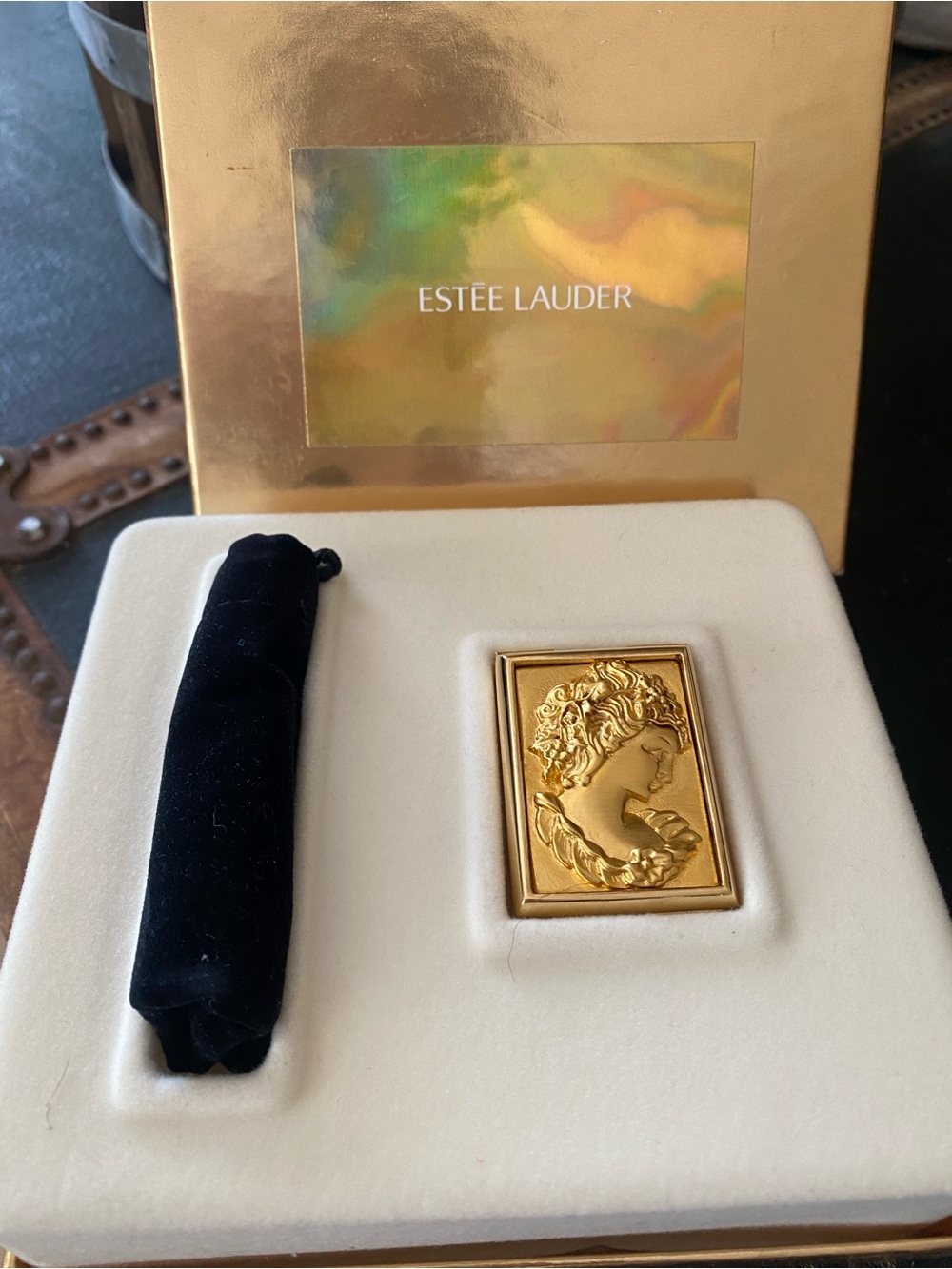 Vtg ESTEE LAUDER REPOUSSE CAMEO COMPACT for YOUTH-DEW SOLID PERFUME NEW